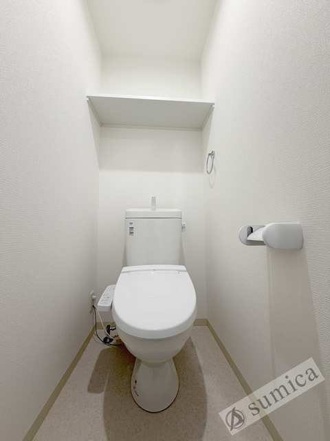 トイレ　人気アイテムの温水洗浄便座。清潔感のあるトイレです。