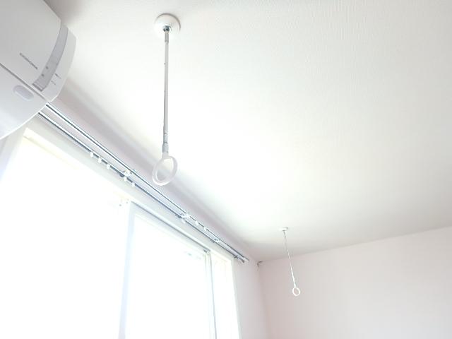 その他　物干し竿をかけて、洗濯干せます