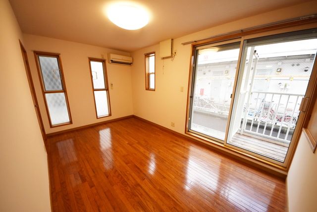 居室・リビング　★角部屋のお部屋で明るくなっております★
