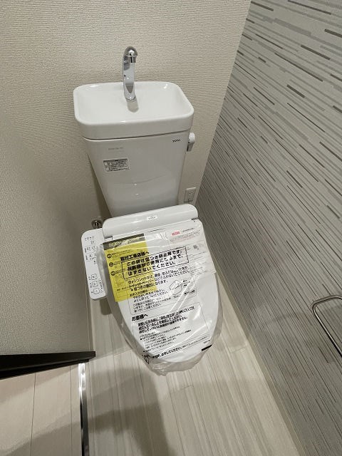 トイレ　落ち着いた色調のトイレです