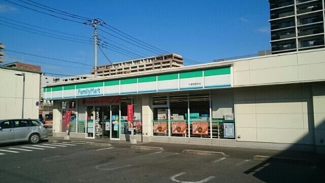 コンビニ　ファミリーマート（コンビニ）まで70m