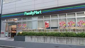 コンビニ　ファミリーマート 新橋五丁目店（コンビニ）まで231m