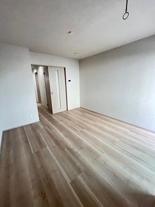 その他部屋・スペース　落ち着いた色調の寝室です