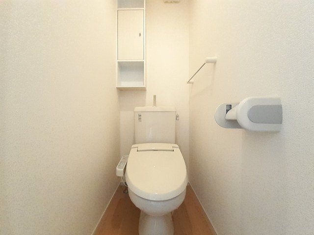 トイレ　落ち着いた色調のトイレです