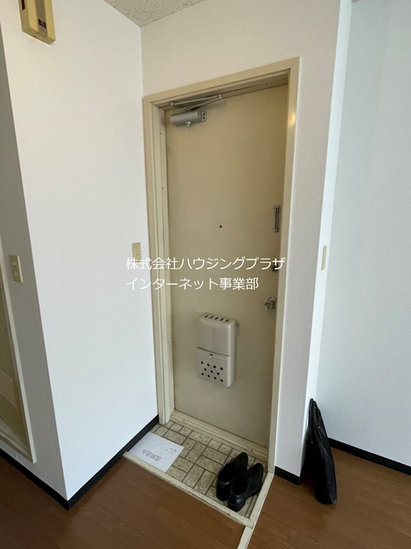 玄関　※写真は201号室