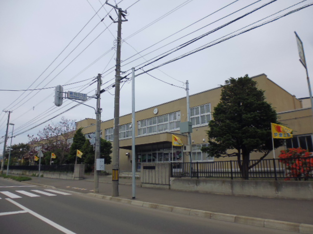 中学校　札幌市立新川西中学校（中学校）まで799m