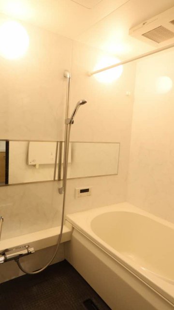 バス・シャワールーム　掲載写真は同型モデルを掲載しており実際のお部屋と仕様等が異な