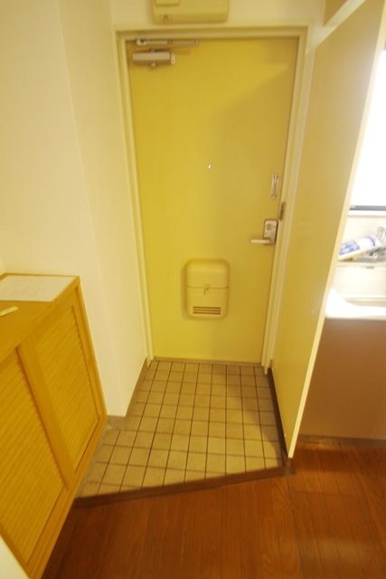 玄関　★別途下駄箱もあるので収納力も安心です★