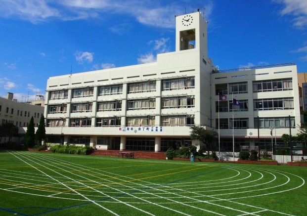 小学校　新宿区立余丁町小学校（小学校）まで704m