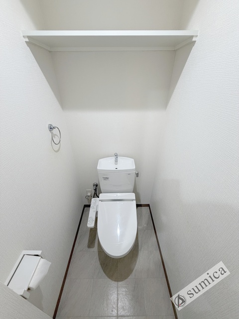 トイレ　人気アイテムの温水洗浄便座。清潔感のあるトイレです。