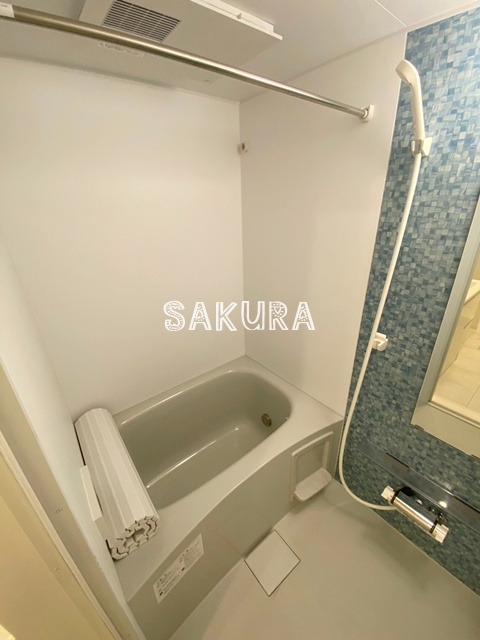 バス・シャワールーム　嬉しい追い焚き・浴室乾燥機付きです♪