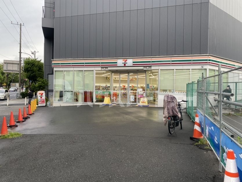 コンビニ　セブンイレブン小茂根4丁目（コンビニ）まで370m