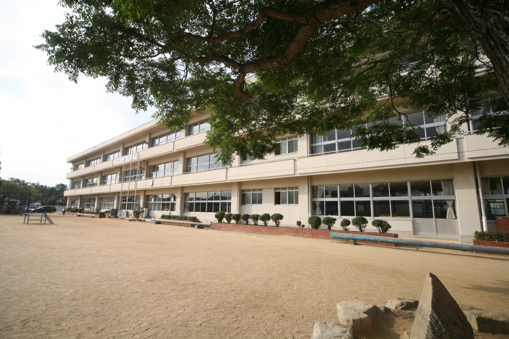 小学校　太子町立　斑鳩小学校（小学校）まで1047m