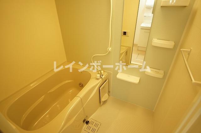 バス・シャワールーム　コンパクトで使いやすいお風呂です