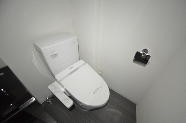トイレ　温水洗浄便座付きのトイレです♪