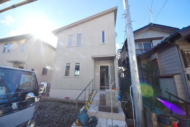 建物外観　施工中の写真です