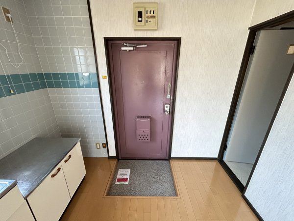 玄関　トイレも窓があります