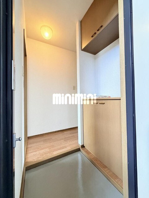 玄関　下駄箱付き