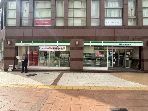 コンビニ　ファミリーマート近鉄四日市駅西店（コンビニ）まで88m