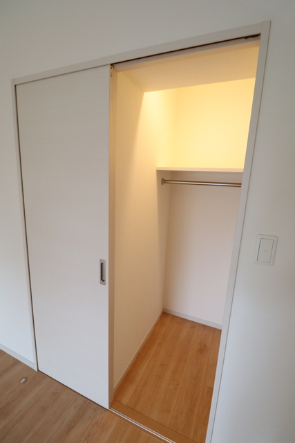 収納　バルコニー側の洋室収納です。