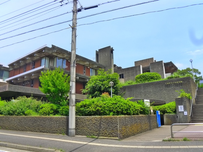 図書館　千葉県立中央図書館（図書館）まで883m