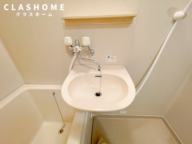 洗面設備　同物件の別部屋になります。