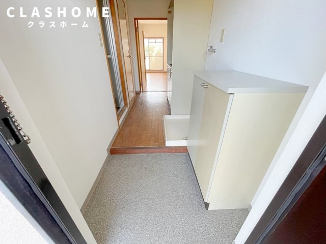 玄関　同物件の別部屋になります。