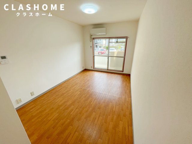 居室・リビング　同物件の別部屋になります。
