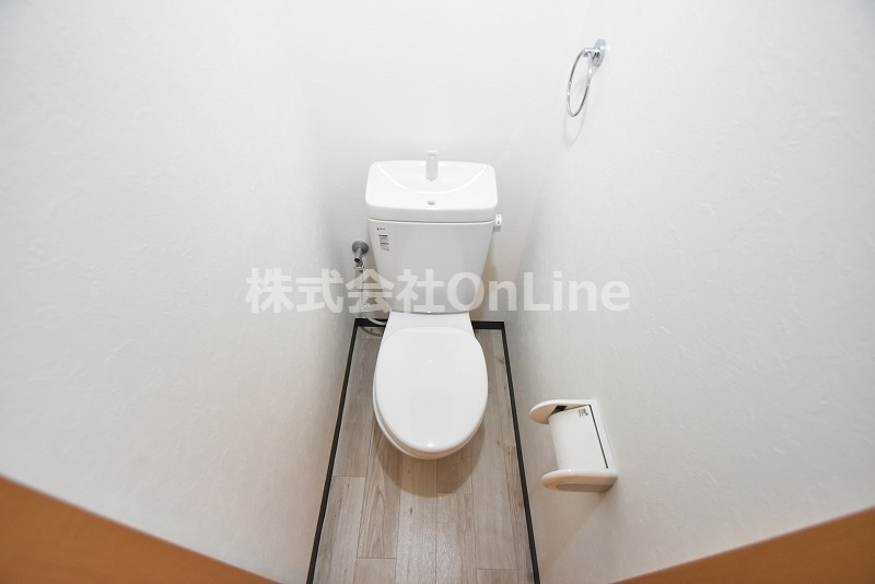 トイレ　落ち着いた色調のトイレです