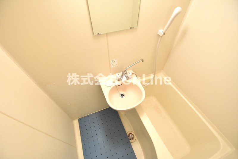 洗面設備　明るい洗面所です