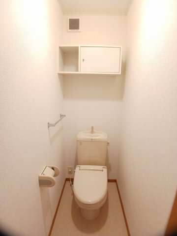 トイレ　落ち着いた色調のトイレです