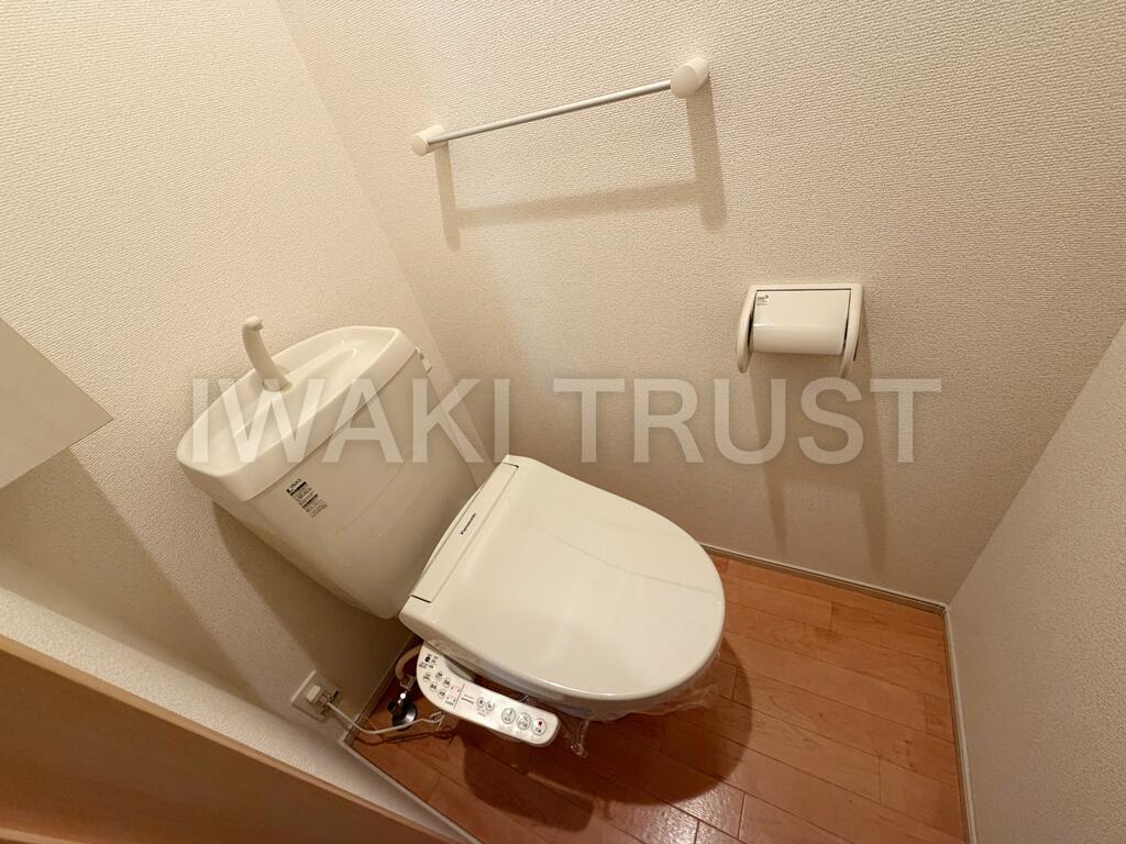 トイレ　※同型タイプの参考写真