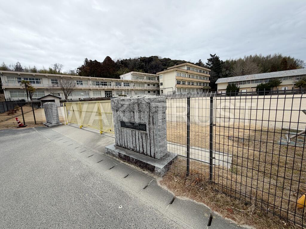 小学校　いわき市立平第六小学校（小学校）まで622m