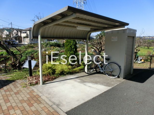 その他共有部分　屋根付きの駐輪場です。