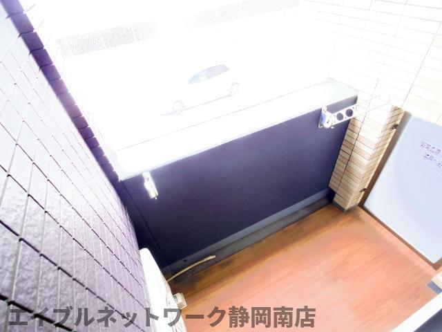 バルコニー　暖かな日差しのふりそそぐバルコニー