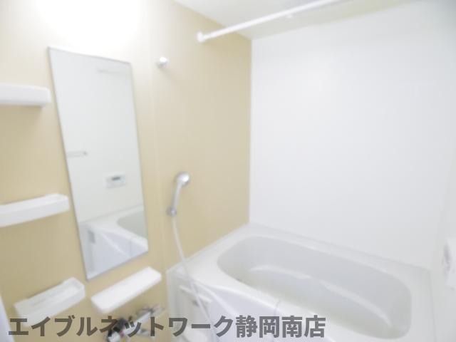 バス・シャワールーム　落ち着いた空間のお風呂です