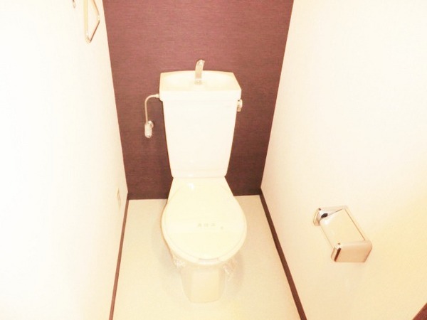 トイレ　シンプルで掃除のしやすいトイレです♪