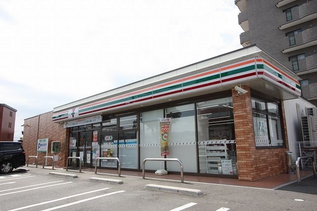 コンビニ　セブンイレブン（コンビニ）まで240m