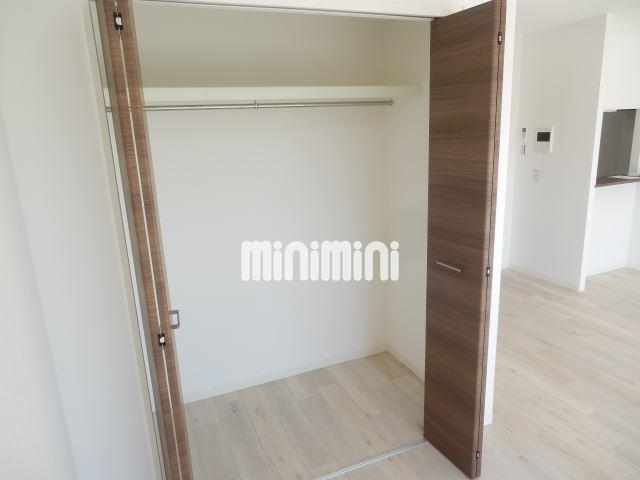 収納　上部に棚とハンガーパイプ付きの収納で荷物を入れわけ出来ます！
