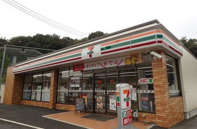 コンビニ　セブンイレブン（コンビニ）まで300m