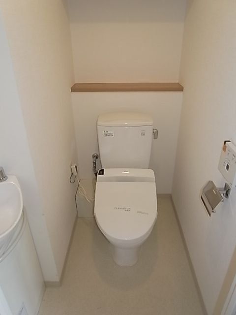 トイレ　落ち着いた色調のトイレです