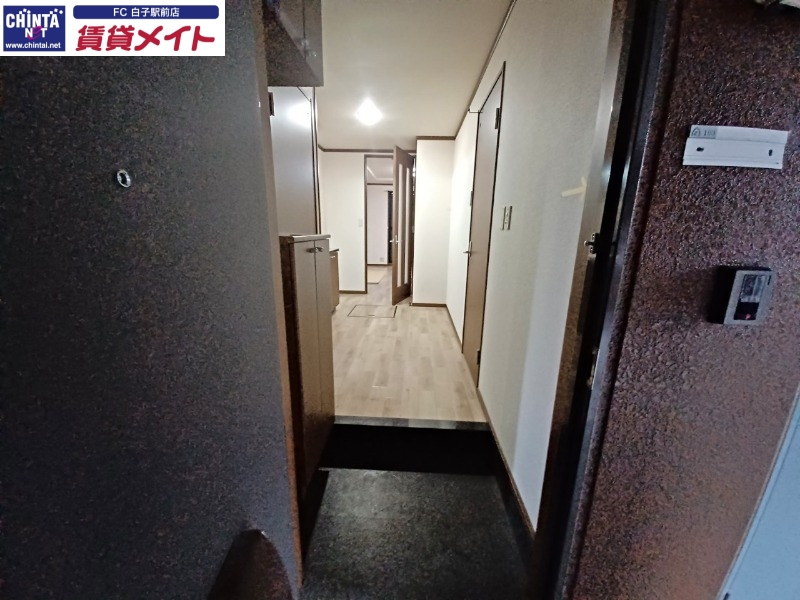 玄関　同物件別部屋の写真