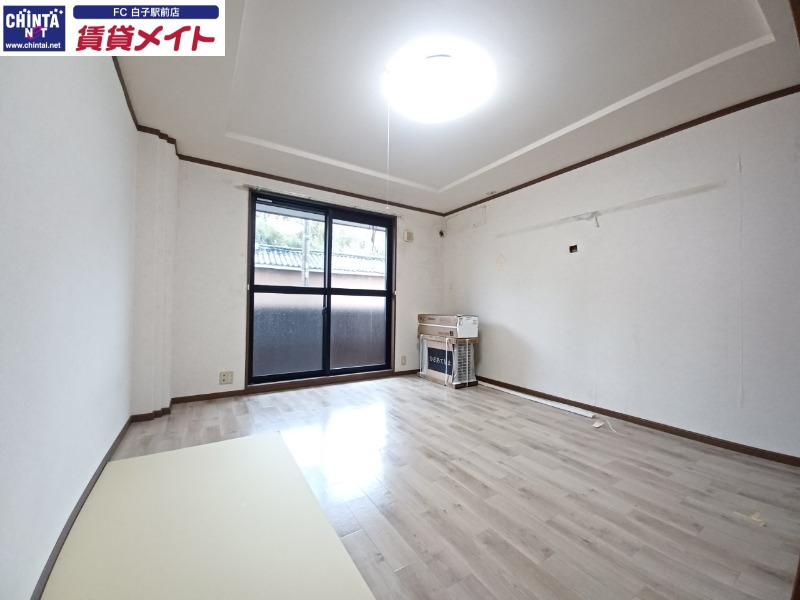 居室・リビング　同物件別部屋の写真
