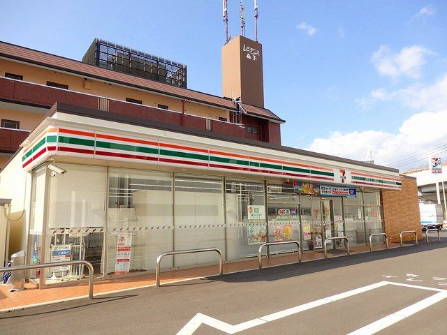 コンビニ　セブンイレブン（コンビニ）まで750m