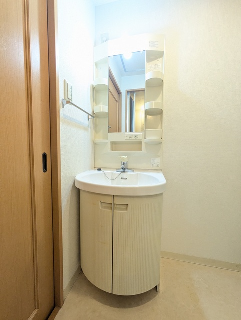 洗面設備　同物件の別部屋のお写真です。ご参考までに御覧ください。