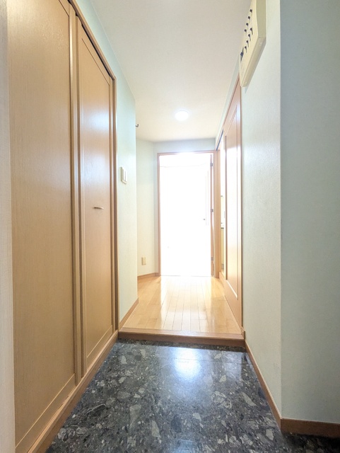 玄関　同物件の別部屋のお写真です。ご参考までに御覧ください。