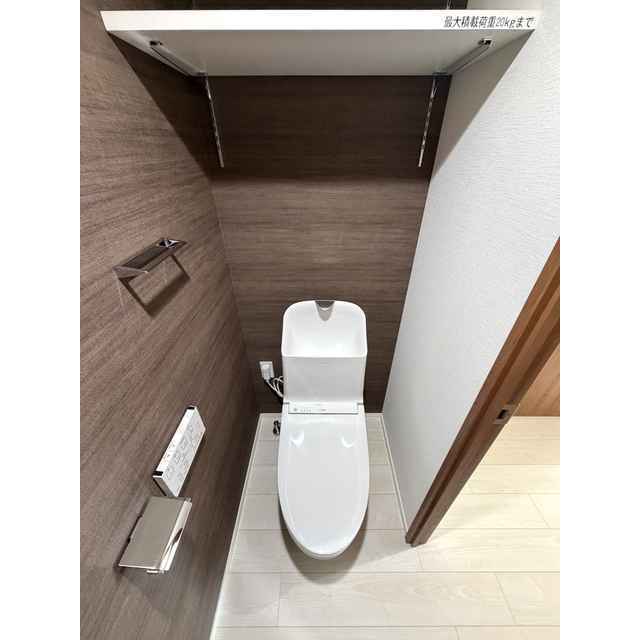 トイレ　落ち着いた色調のトイレです