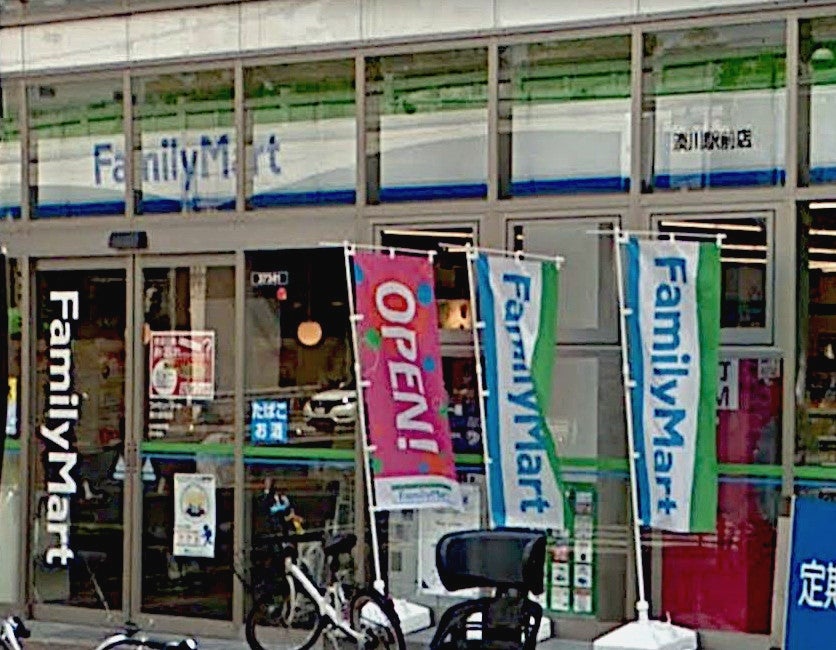 コンビニ　ファミリーマート湊川駅前店（コンビニ）まで215m
