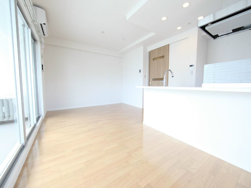 バルコニー　ＬＤＫ12.9帖　角部屋（窓付）カウンターキッチン