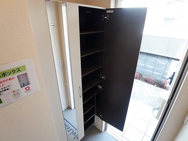 玄関　大型シューズＢＯＸなので沢山収納できます